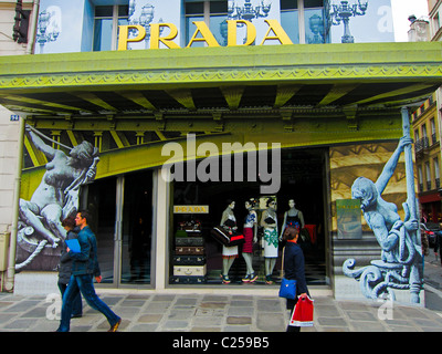 Parigi, Francia, negozio Prada, Luxury brand della moda, abbigliamento negozio finestra anteriore (Temporary Store, su Rue St Honore) Firmare, modalità di etichette Foto Stock