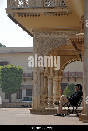 Una delle guardie di riposo in palazzo cittadino, a Jaipur, India. Foto Stock