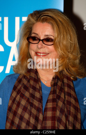 L'attrice francese Catherine Deneuve dare una conferenza stampa per il film 'Potiche'. Foto Stock