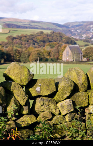 Parete di stalattite e terreni agricoli sul cammino verso la Pennine Way Foto Stock