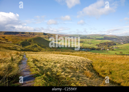 Vista Ovest su terreni agricoli e mori su Pennine Way verso Stoodley Pike Foto Stock