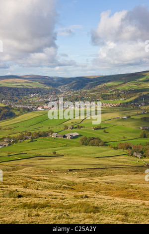 Vista Ovest su terreni agricoli e mori su Pennine Way verso Stoodley Pike Foto Stock