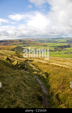 Vista Ovest su terreni agricoli e mori su Pennine Way verso Stoodley Pike Foto Stock