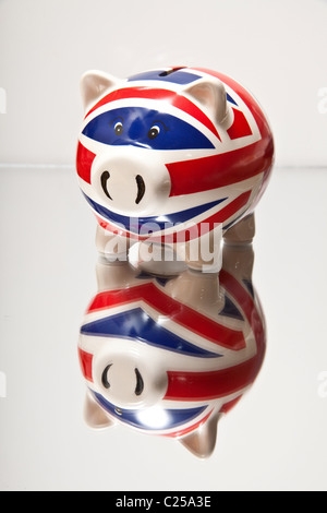 Union Jack casella di denaro o salvadanaio sul mirroring di sfondo per studio. Foto Stock