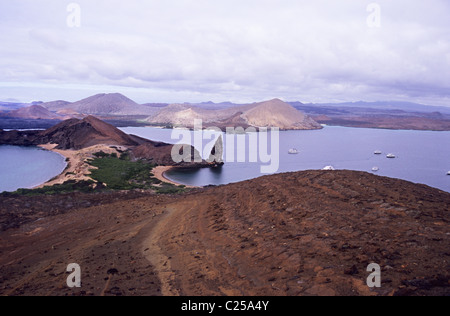 Vista da Bartolome Island, dalla cima dell'isola, che mostra il sorprendente famosa rock. Galapagos. Ecuador Foto Stock