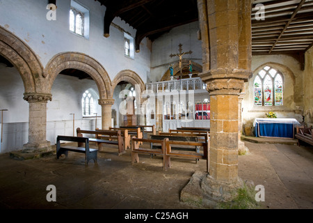 Ricerca interiore verso l altare nella restaurata chiesa di Tutti i Santi o i Ramblers chiesa in Walesby lungo il modo Viking Foto Stock