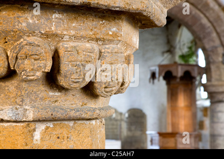 Interno con dettaglio di intagliare nella restaurata chiesa di Tutti i Santi o i Ramblers chiesa in Walesby lungo il modo Viking Foto Stock