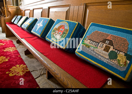 Arazzo ricamato inginocchiatoi nella Chiesa di Tutti i Santi di Tealby Foto Stock