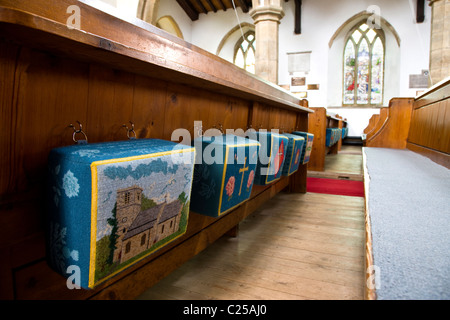 Arazzo ricamato inginocchiatoi nella Chiesa di Tutti i Santi di Tealby Foto Stock