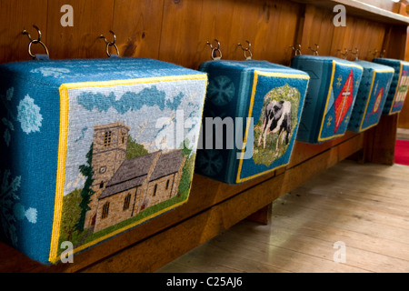 Arazzo ricamato inginocchiatoi nella Chiesa di Tutti i Santi di Tealby Foto Stock