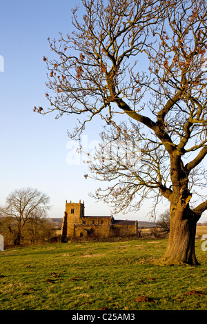 Il restaurato esterno con la sua torre dell'orologio della chiesa di Tutti i Santi sul Viking in modo Walesby Foto Stock