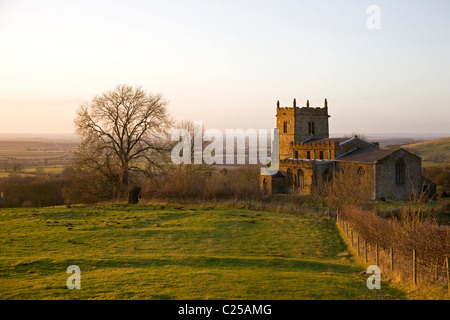 Il restaurato esterno con la sua torre dell'orologio della chiesa di Tutti i Santi sul Viking in modo Walesby Foto Stock