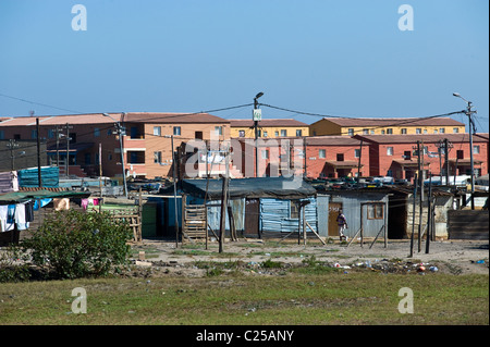 Baracche e nuovo alloggiamento lungo Vanguard Drive, Epping, Cape Town, Sud Africa Foto Stock