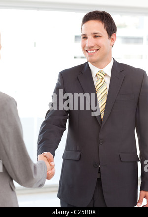 Imprenditore di successo si stringono la mano con una giovane imprenditrice Foto Stock