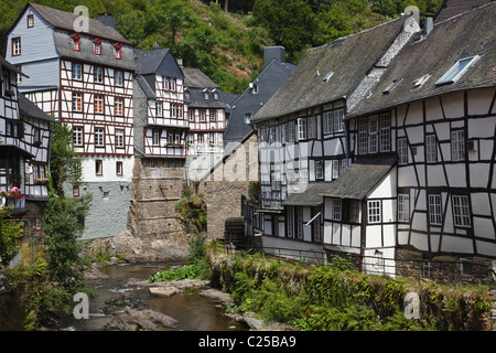 Centro storico a struttura mista in legno e muratura edifici accanto al fiume Rur in Monschau,Germania. Foto Stock