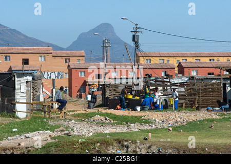 Baracche e nuovo alloggiamento lungo Vanguard Drive, Epping, Cape Town, Sud Africa Foto Stock