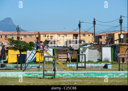 Un parco giochi con baracche e nuovo alloggiamento lungo Vanguard Drive, Epping, Cape Town, Sud Africa Foto Stock