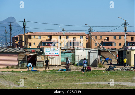 Baracche e nuovo alloggiamento lungo Vanguard Drive, Epping, Cape Town, Sud Africa Foto Stock