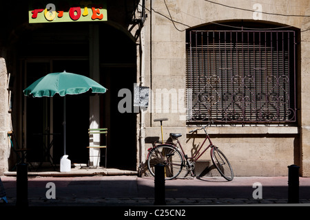 Scena di strada a Bordeaux, Francia, Europa Foto Stock