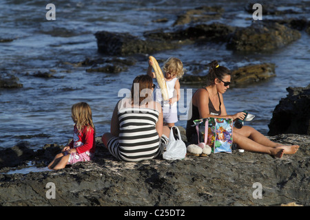 Le persone aventi picnic su rocce JEFFREY'S BAY EASTERN CAPE SUD AFRICA 26 Gennaio 2011 Foto Stock