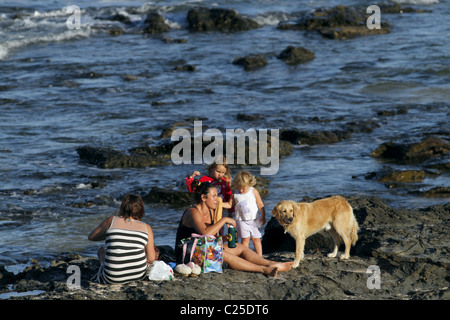 Le persone aventi picnic su rocce JEFFREY'S BAY EASTERN CAPE SUD AFRICA 26 Gennaio 2011 Foto Stock