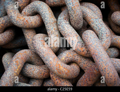 Primo piano su un mucchio di vecchio metallo arrugginito catena di nave Foto Stock