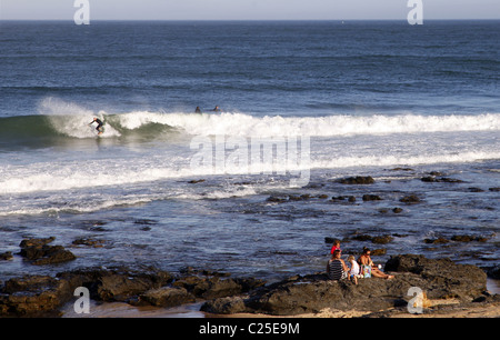 Le persone aventi picnic su rocce JEFFREY'S BAY EASTERN CAPE SUD AFRICA 26 Gennaio 2011 Foto Stock