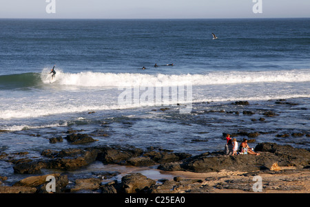 Le persone aventi picnic su rocce & OCEANO INDIANO JEFFREY'S BAY EASTERN CAPE SUD AFRICA 26 Gennaio 2011 Foto Stock