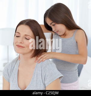 Bella figlia spazzolando la madre Foto Stock