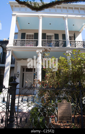 La placca nella parte anteriore della famosa casa Brevard-Rice, ex casa di Anne Rice nel Garden District di New Orleans Foto Stock