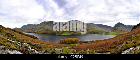 Cucito panorama del Lago Buttermere in autunno Cumbria Lake District nel Regno Unito Foto Stock