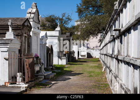 Le tombe di sepoltura nel cimitero di Lafayette nel Garden District di New Orleans Foto Stock
