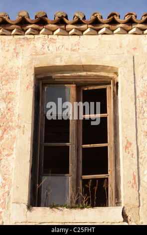 Finestra su una vecchia casa abbandonata Foto Stock