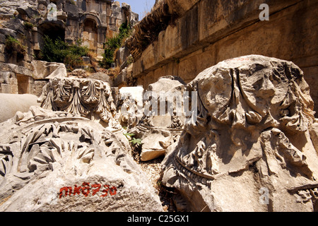 Colonne scolpite nel teatro antico di lato in Turchia, Myra Foto Stock