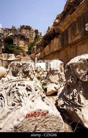 Colonne scolpite nel teatro antico di lato in Turchia, Myra Foto Stock