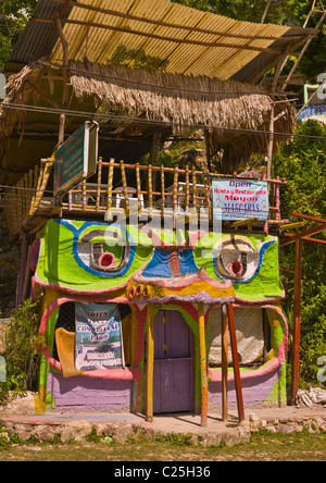 REMATE, GUATEMALA - Sak Luk Hotel ecolodge. La parte anteriore è scolpito come il volto di un coccodrillo. Foto Stock