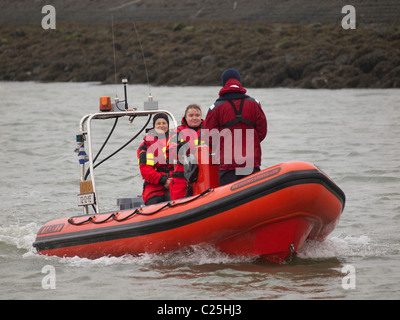 Le donne in un tipicamente maschile professione, i soccorritori di offshore in questo caso. Foto Stock