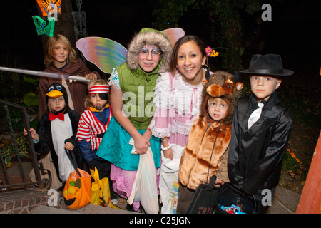 Gruppo di costume Trick or treaters fuori nella notte di Halloween. St Paul Minnesota MN USA Foto Stock