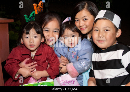 Famiglia asiatica fuori per una serata di Halloween di trucco o trattare. St Paul Minnesota MN USA Foto Stock