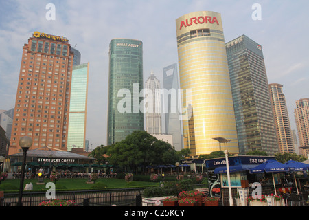 Paesaggio urbano vista da est Bund. Il Pudong, Shanghai, Cina. Foto Stock