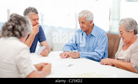 I pensionati giocando a carte insieme Foto Stock