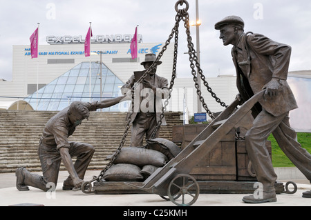 Sbarcato scultura di Les Johnson al di fuori centro espositivo ExCel Royal Victoria Dock, a est di Londra Foto Stock