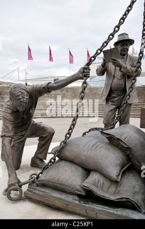 Sbarcato scultura di Les Johnson al di fuori centro espositivo ExCel Royal Victoria Dock, a est di Londra Foto Stock