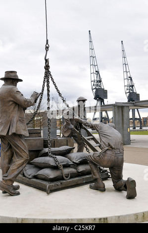 Sbarcato scultura di Les Johnson al di fuori centro espositivo ExCel Royal Victoria Dock, a est di Londra Foto Stock