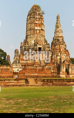 Rovine del tempio di Wat Chai Wattanaram presso il sito Patrimonio Mondiale dell'Unesco di Ayuthaya in Thailandia Foto Stock