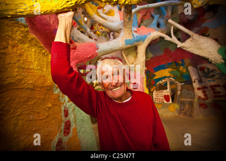 Ritratto di Leonard Knight dentro la sua salvezza in montagna Niland, California Foto Stock