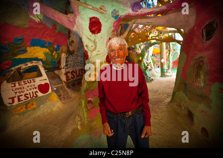 Ritratto di Leonard Knight dentro la sua salvezza in montagna Niland, California Foto Stock