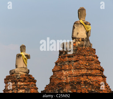 Due statue di Buddha nel tempio le rovine di Wat Chai Wattanaram presso il sito Patrimonio Mondiale dell'Unesco di Ayutthaya in Thailandia Foto Stock