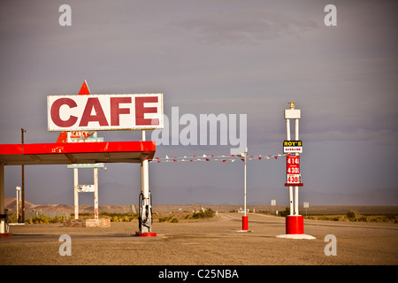 Roy's Motel & Cafe, storica pietra miliare lungo la vecchia strada 66 nel deserto di Mojave Amboy, CA Foto Stock