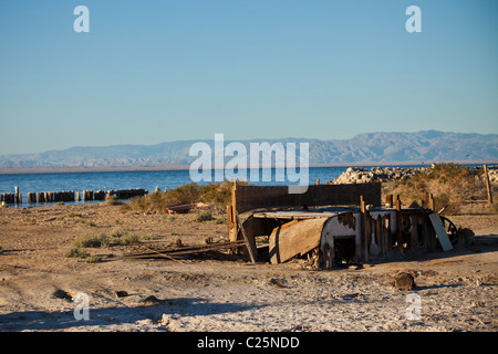 Resti di un rimorchio home sale lungo la costa del Salton Sea a sunrise Imperial Valley, CA. Foto Stock